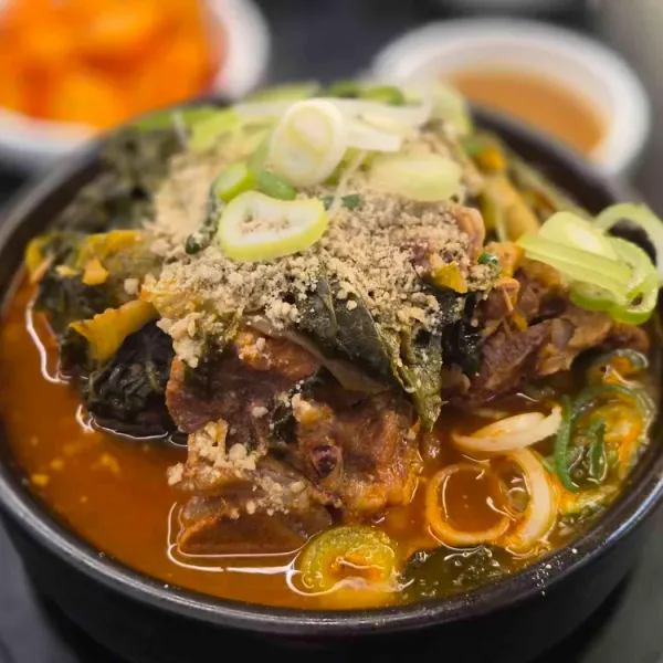 돈뼈락 뼈칼국수&감자탕 영통점 실사 사진 3