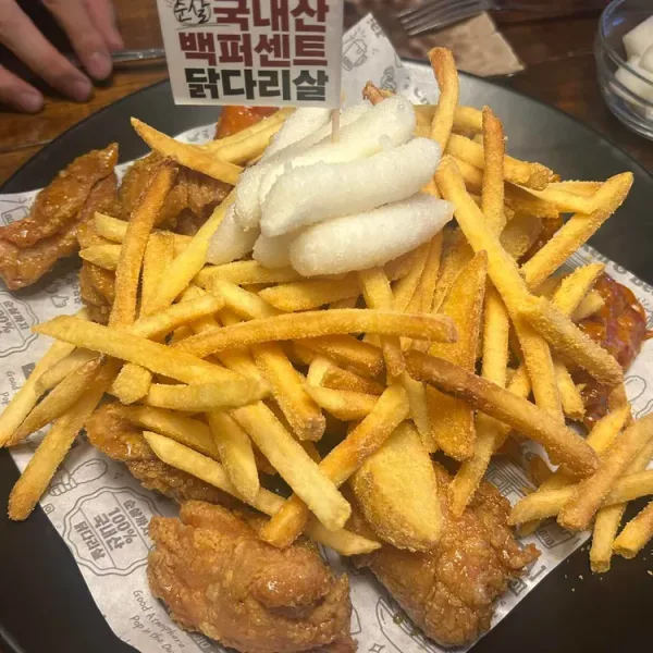 BBQ치킨 수원아주대점 실사 사진 1