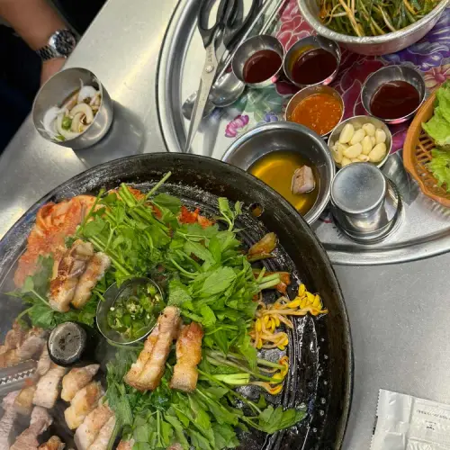 솥뚜껑삼겹살명가 영화동점 실사 사진 1