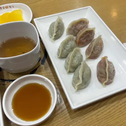 매콤김치만두식당 천천동 실사 사진 2